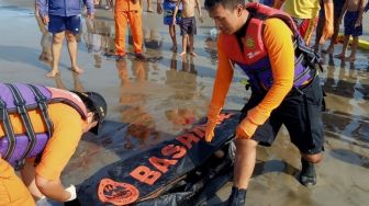 Tim SAR Evakuasi Jasad Wisman Afrika Terseret Arus Pantai Berawa