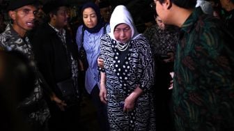 Istri almarhum Salahuddin Wahid atau Gus Sholah, Farida (kedua kanan) didampingi putrinya Acha Wahid (ketiga kiri) tiba di rumah duka, Mampang Prapatan, Jakarta, Minggu (2/2) malam. [ANTARA FOTO/Aditya Pradana Putra]