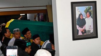 Lantunan Tahlil Sambut Jenazah Gus Sholah di Rumah Duka