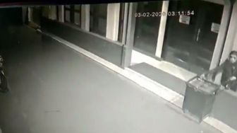 Aksi Terekam CCTV, Maling Kotak Amal Masjid di Mampang Bawa Gerinda