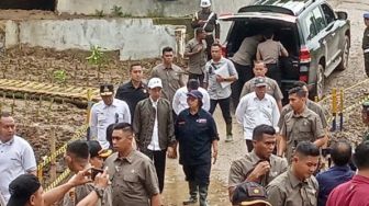 Pakai Jaket Bomber, Jokowi Tinjau Lokasi Longsor yang Tewaskan 7 Warga Sukajaya