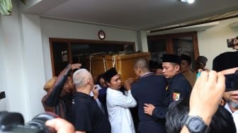 Sejumlah kerabat berdoa didepan jenazah KH Salahuddin Wahid atau Gus Sholah di Mampang Prapatan, Jakarta Selatan, Senin (03/02).[Suara.com/Alfian Winanto]