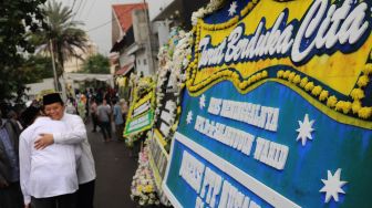 Karangan Bunga Ucapan Belasungkawa Hiasi Rumah Gus Sholah