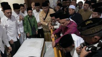 Jenazah Gus Sholah Diberangkatkan ke Bandara Halim Perdana Kusuma