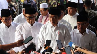 Jokowi dan Prabowo Melayat ke Rumah Duka Gus Sholah