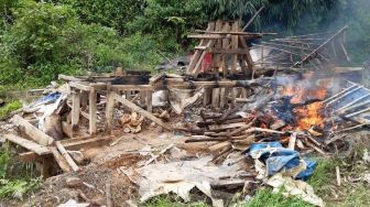 60 Gubuk Penambang Emas Ilegal di Gunungjulang Lebak Dibakar Warga