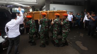 Khofifah Sambut Jenazah Gus Sholah di Bandara Juanda Surabaya