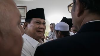 Menteri Pertahanan Prabowo Subianto saat melayat ke rumah duka rumah duka KH. Salahuddin Wahid atau Gus Sholah di Mampang Prapatan, Jakarta Selatan, Senin (03/02).[Suara.com/Alfian Winanto]