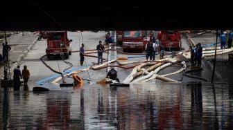 Petugas melakukan penyedotan air yang merendam underpass Kemayoran, Jakarta, Senin (3/2). [Suara.com/Angga Budhiyanto]