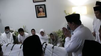 Menteri Pertahanan Prabowo Subianto saat melayat ke rumah duka rumah duka KH. Salahuddin Wahid atau Gus Sholah di Mampang Prapatan, Jakarta Selatan, Senin (03/02).[Suara.com/Alfian Winanto]