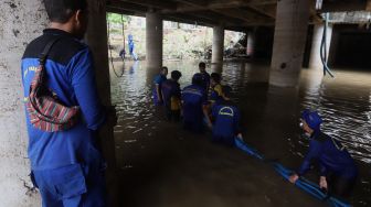 Begini Perjuangan Petugas Sedot Banjir Underpass Kemayoran