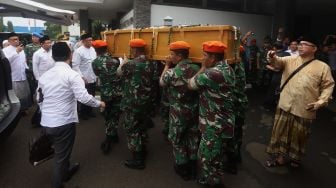 Paskas TNI Angkatan Udara membawa peti jenazah KH Salahuddin Wahid atau Gus Sholah di Bandara Halimperdanakusuma, Jakarta Timur, Senin (3/2). [Suara.com/Angga Budhiyanto]