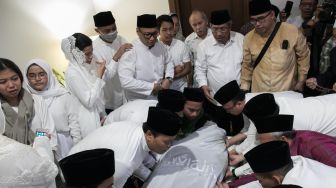 Prosesi pemindahan jenazah KH Salahuddin Wahid atau Gus Sholah ke dalam peti jenzah di Mampang Prapatan, Jakarta Selatan, Senin (03/02).[Suara.com/Alfian Winanto]