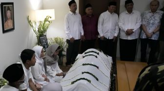 Suasana Haru di Rumah Duka Gus Sholah