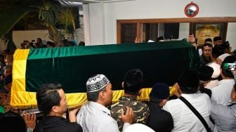 Dibawa ke Tebuireng, Gus Sholah akan Dimakamkan Disamping Gus Dur