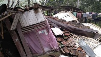 Diguyur Hujan, Rumah Milik Petani di Cidadap Sukabumi Ambruk
