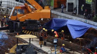 Sejumlah pekerja meyelesaikan proyek pembangunan underpass Senen Extension di Pasar Senen, Jakarta, Senin (3/2). [Suara.com/Angga Budhiyanto]