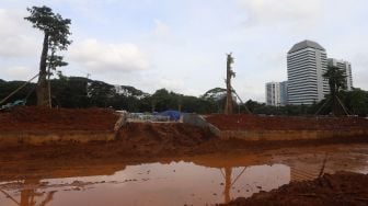 Suasana penanaman pohon di lokasi revitalisasi Plaza Selatan Monumen Nasional (Monas), Jakarta, Selasa (4/2).  [Suara.com/Angga Budhiyanto]