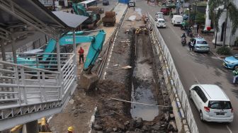 Sejumlah pekerja meyelesaikan proyek pembangunan underpass Senen Extension di Pasar Senen, Jakarta, Senin (3/2). [Suara.com/Angga Budhiyanto]