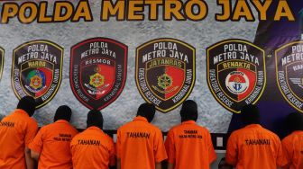 Delapan tersangka pembobol rekening wartawan senior  Ilham Bintang dihadirkan di Reskrimum Polda Metro Jaya, Jakarta Selatan, Rabu (05/02). [Suara.com/Alfian Winanto]