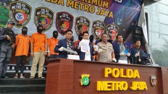 Polisi Bekuk 8 Tersangka Pembobol Rekening Bank Milik Ilham Bintang