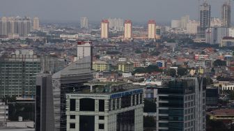 Suasana deretan permukiman penduduk dilihat dari gedung Perpustakaan Nasional, Jakarta, Selasa (4/2).[Suara.com/Angga Budhiyanto]