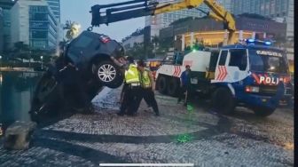 Polisi Evakuasi Mobil Land Rover yang Masuk Kolam Bundaran HI