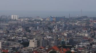 Suasana deretan permukiman penduduk dilihat dari gedung Perpustakaan Nasional, Jakarta, Selasa (4/2).[Suara.com/Angga Budhiyanto]