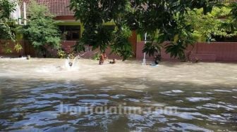 Sekolah Kebanjiran, Siswa SD di Mojokerto Belajar di Aula TPQ Masjid