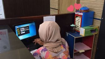 Bucin Kerupuk, Wanita Ini Punya Stok Sekaleng Penuh di Meja Kerjanya