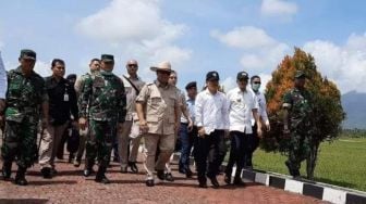 Prabowo Datangi WNI yang Dikarantina di Natuna, Melihat dari Bus