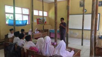 Miris, Siswa SD di Tasikmalaya Belajar di Kelas yang Nyaris Roboh
