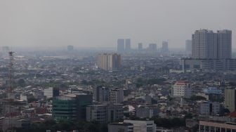 Suasana deretan permukiman penduduk dilihat dari gedung Perpustakaan Nasional, Jakarta, Selasa (4/2).[Suara.com/Angga Budhiyanto]