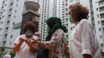 Petugas Dinas Kesehatan DKI Jakarta memberi sosialisasi cara cuci tangan yang benar saat sosialisasi mengenai Virus Corona di Tower Apartemen Mediterania Garden Residences 2, Jakarta Barat, Kamis (6/2). [Suara.com/Angga Budhiyanto]
