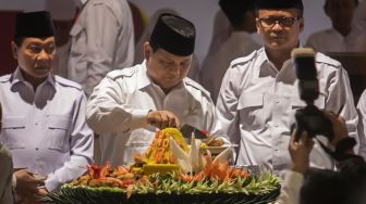 Ketua Umum Partai Gerindra Prabowo Subianto (kiri) memotong tumpeng  di HUT ke-12 Partai Gerindra di DPP Partai Gerindra, Jakarta Selatan, Kamis (6/2).  [Suara.com/Alfian Winanto]
