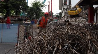 Para pekerja beraktivitas di lokasi proyek revitalisasi kawasan Taman Ismail Marzuki (TIM) di Jakarta, Kamis (6/2 ). [Suara.com/Angga Budhiyanto]