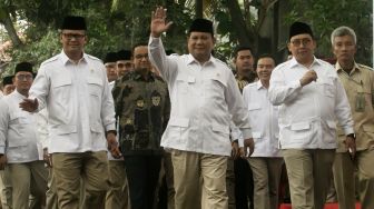 Ketua Partai Gerindra Prabowo Subianto menyapa wartawan saat Ulang Tahun Ke 12 Partai Gerindra di DPP Gerindra, Jakarta Selatan, Kamis (06/02).[Suara.com/Alfian Winanto]