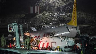 Detik-detik Mengerikan Pesawat Boeing Jatuh dan Terbelah di Bandara Turki