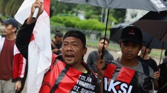 Ekspresi warga Mojokerto saat melakukan aksi unjuk rasa di depan Istana Kepresidenan, Jakarta, Kamis (6/2). [Suara.com/Angga Budhiyanto] 
