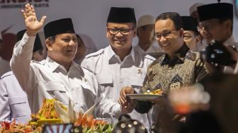 Prabowo Beri Potongan Tumpeng HUT Gerindra ke Anies Baswedan