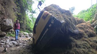 Mengerikan! Truk Terjun ke Jurang Begini Kondisinya