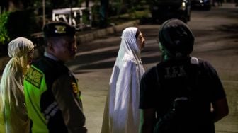 Dua warga barjalan untuk memberikan kesaksian saat rekonstruksi kasus penyiraman air keras terhadap penyidik KPK Novel Baswedan di Jalan Deposito, Kelapa Gading, Jakarta, Jumat (7/2). [ANTARA FOTO/Dhemas Reviyanto]