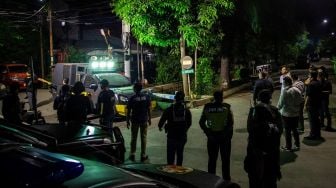 Petugas melakukan adegan rekonstruksi kasus penyiraman air keras terhadap penyidik KPK Novel Baswedan di Jalan Deposito, Kelapa Gading, Jakarta, Jumat (7/2). [ANTARA FOTO/Dhemas Reviyanto]