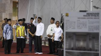 Presiden Joko Widodo (keempat kanan) didampingi Menteri PUPR Basuki Hadimuljono (ketiga kiri), Menteri Agama Fachrul Razi (ketiga kanan), Direktur Utama PT Waskita Karya I Gusti Ngurah Putra (keempat kiri) dan Ketua Badan Pelaksana Pengelola Masjid Istiqlal Asep Saepudin (kedua kanan) meninjau renovasi Masjid Istiqlal di Jakarta, Jumat (7/2). [ANTARA FOTO/Hafidz Mubarak]