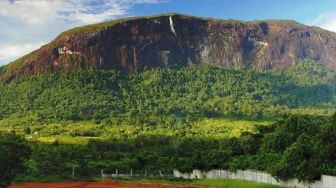 Bongkahan Batu Raksasa Misterius di Kalimantan, Ada Kisahnya Lho