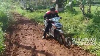Jalan Berlumpur di Desa Cijulang Jampang Tengah Sukabumi