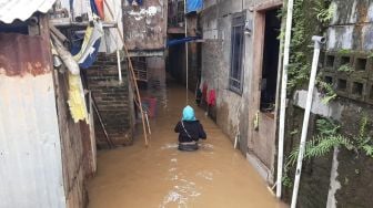 Kampung Melayu Banjir, Petugas Sudin SDA Jaksel Langsung Sigap