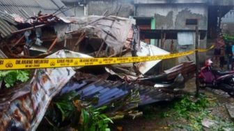 Rumah Kos di Mampang Prapatan Roboh, Lapuk Sering Terguyur Hujan