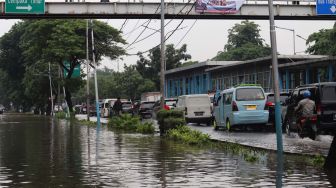 Banjir merendam jalan cempaka putih yang terendam banjir, Jakarta Pusat, Sabtu (08/02). [Suara.com/Alfian Winanto]