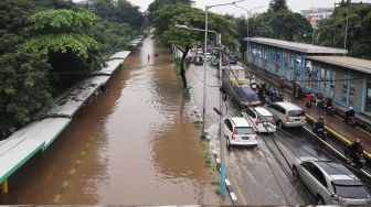 Banjir merendam Jalan Cempaka Putih, Jakarta Pusat, Sabtu (08/02). [Suara.com/Alfian Winanto]